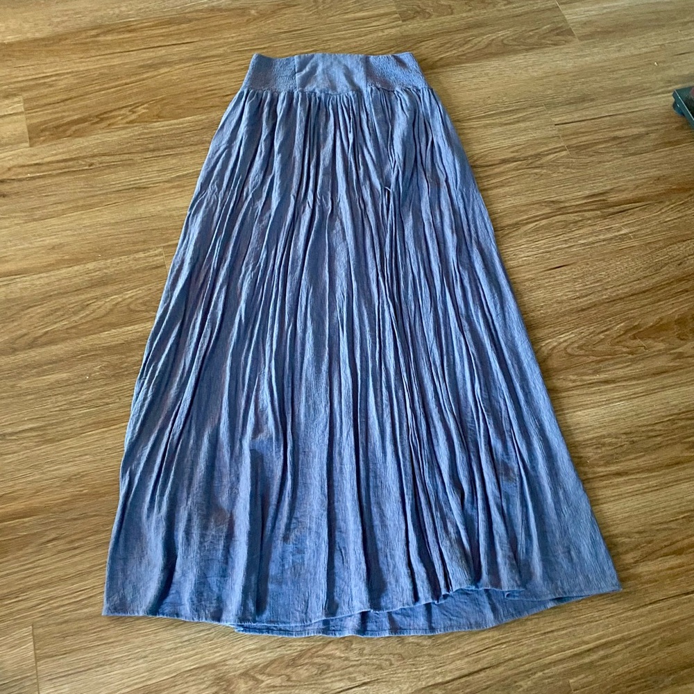 THE SANG blue crinkle front skit maxi skirt. Size large